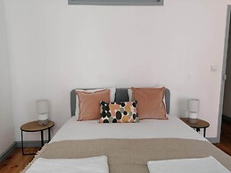 Stunning Apartment With Yard in Alfama