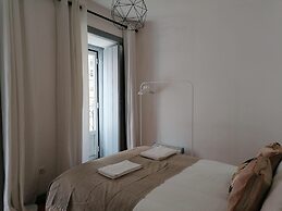 Stunning Apartment With Yard in Alfama