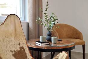 Alekos Apartments 2 Netflix, Self Check-In