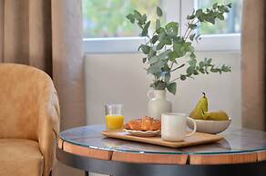 Alekos Apartments 2 Netflix, Self Check-In