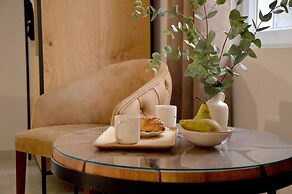 Alekos Apartments 2 Netflix, Self Check-In