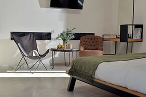 Alekos Apartments 2 Netflix, Self Check-In