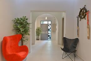 Alekos Apartments 2 Netflix, Self Check-In