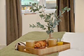 Alekos Apartments 2 Netflix, Self Check-In