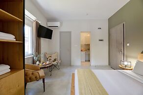 Alekos Apartments 2 Netflix, Self Check-In