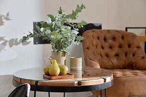 Alekos Apartments 2 Netflix, Self Check-In