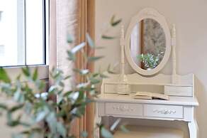 Alekos Apartments 2 Netflix, Self Check-In