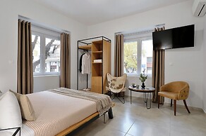 Alekos Apartments 2 Netflix, Self Check-In