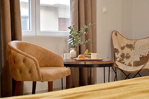 Alekos Apartments 2 Netflix, Self Check-In