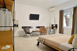 Alekos Apartments 2 Netflix, Self Check-In