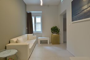 Alekos Apartments 2 Netflix, Self Check-In