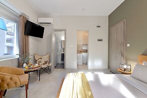 Alekos Apartments 2 Netflix, Self Check-In