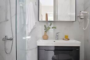 Alekos Apartments 2 Netflix, Self Check-In