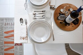 Cosmos Deluxe Apt Must