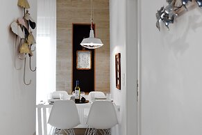 Cosmos Deluxe Apt Must