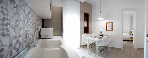 Cosmos Deluxe Apt Must