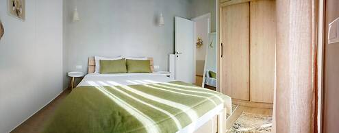 Cosmos Deluxe Apt Must