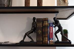 Cosmos Deluxe Apt Must