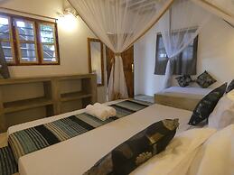 Bahari Pizza Restaurant and Bungalows