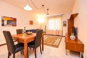 Desenzanoloft: Yellow Apartment