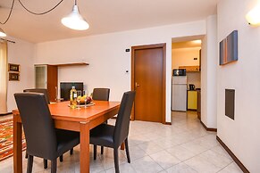 Desenzanoloft: Yellow Apartment