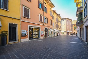 Desenzanoloft: Yellow Apartment