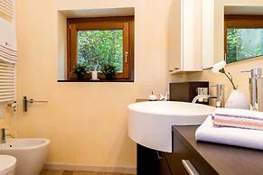 JOIVY Lake Como Waterfall House