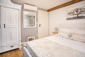 Residence Teatro - Near Cathedral of St James