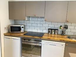 2 Bedroom Luxe Dockland Apartment with Parking