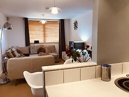 2 Bedroom Luxe Dockland Apartment with Parking