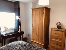 2 Bedroom Luxe Dockland Apartment with Parking