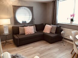 2 Bedroom Luxe Dockland Apartment with Parking