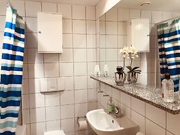 2 Bedroom Luxe Dockland Apartment with Parking