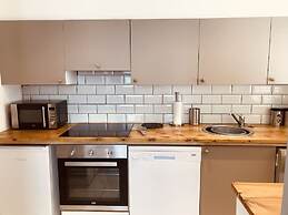 2 Bedroom Luxe Dockland Apartment with Parking