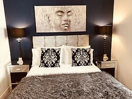 2 Bedroom Luxe Dockland Apartment with Parking