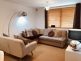 2 Bedroom Luxe Dockland Apartment with Parking