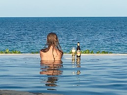 Driftwood Beach Lodge