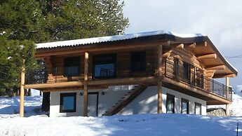 Beautiful Log Chalet Near Fernie, BC