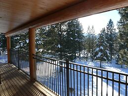 Beautiful Log Chalet Near Fernie, BC