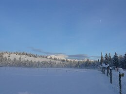 Beautiful Log Chalet Near Fernie, BC