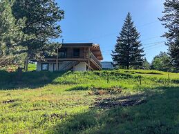 Beautiful Log Chalet Near Fernie, BC