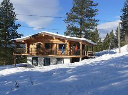 Beautiful Log Chalet Near Fernie, BC