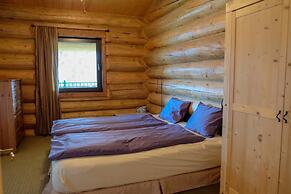 Beautiful Log Chalet Near Fernie, BC