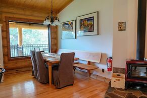 Beautiful Log Chalet Near Fernie, BC