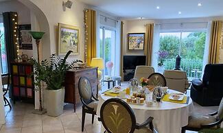 Villa l'Olivier, Chambre d'Hôtes Les Volets Bleus