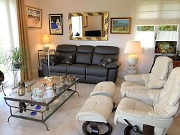 Villa l'Olivier, Chambre d'Hôtes Les Volets Bleus