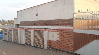 Airport luxury motel