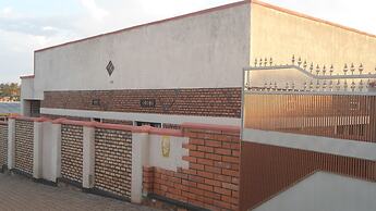 Airport luxury motel