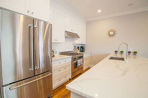 Luxury Condo 4 Bed 2 Bath Downtown Boston Sleeps 8