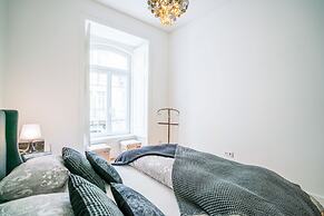 Estrela Neoclassical Apt River View